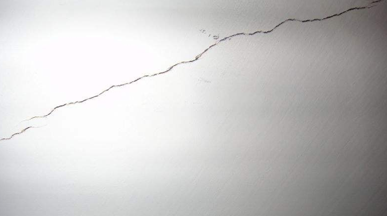 新房裝修墻面開裂是裝修公司責(zé)任嗎？怎么劃分責(zé)任